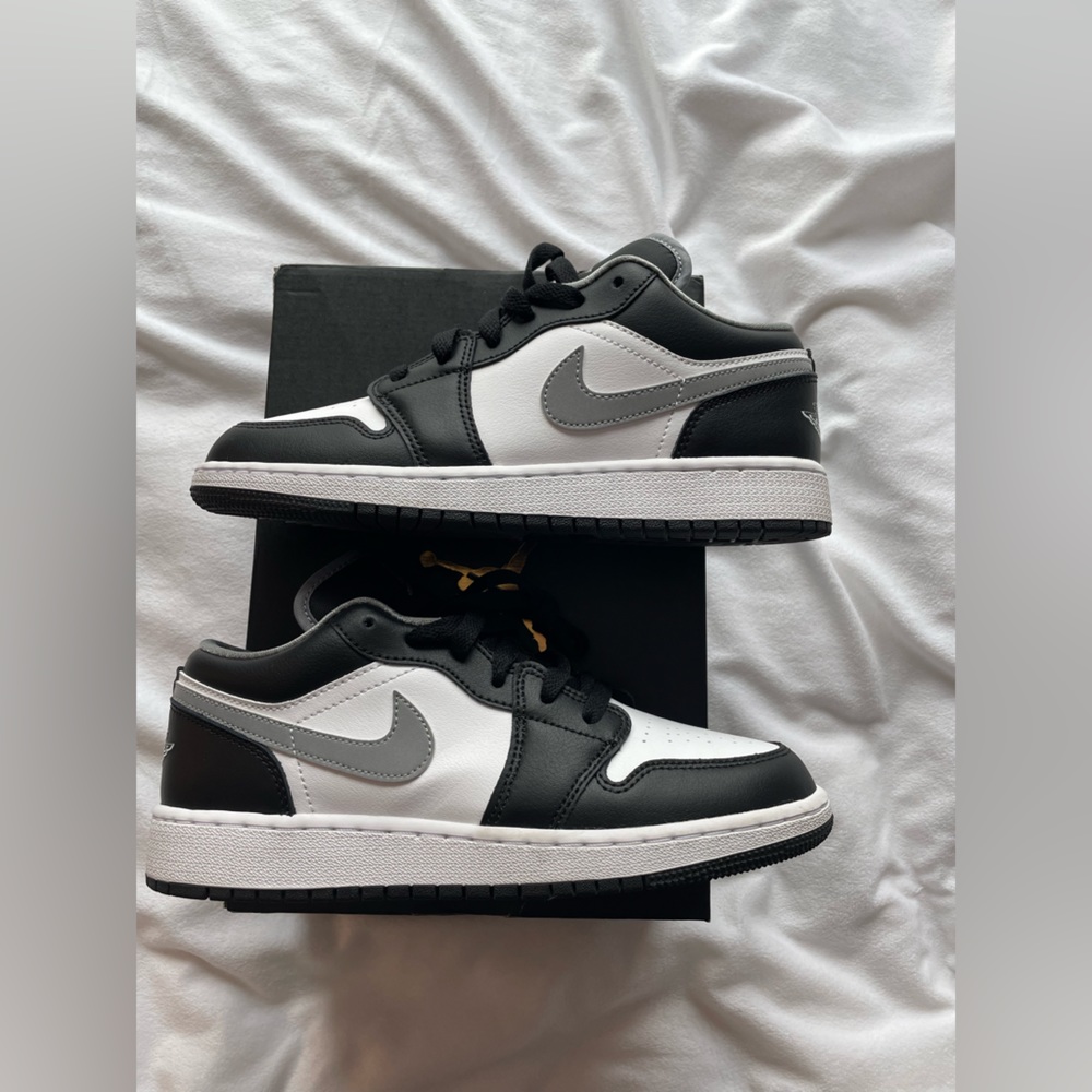 NEW - Air Jordan 1 Low GS ‘Black Medium Grey’